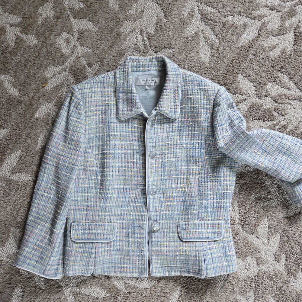 Vintage Chic Tweed Skirt Suit with Cream Top - Picture 7 of 10